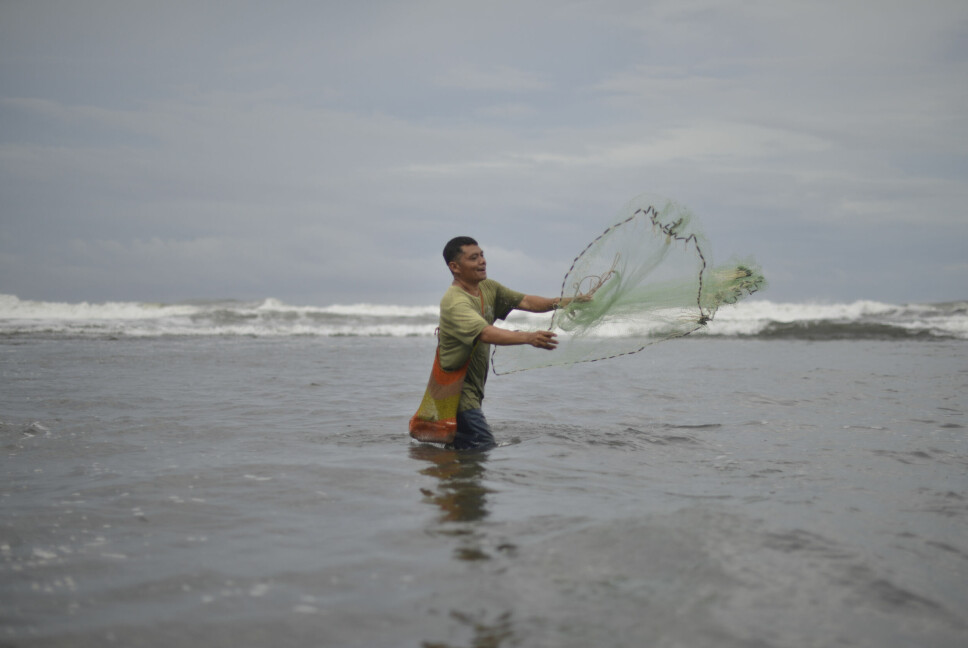 Småskalafiskere er noen av de mest sårbare i fiskerisektoren, og mange er helt avhengige av statlige subsidier for å overleve, skriver Elise Åsnes, leder i Spire. Her fisker en mann i La Libertad i El Salvador, 4. juni i år.