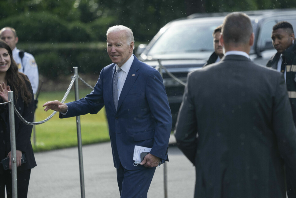 USAs president Joe Biden vinker til tilskuerne på vei over plenen i Det hvite hus og inn i presidentens helikopter tirsdag denne uka.