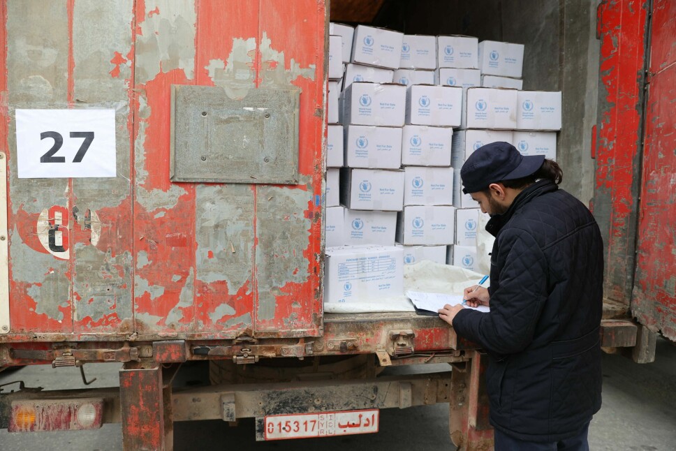 En tollbetjent inspiserer lasten i en trailer med humanitær hjelp som har krysset grensen til Syria fra Tyrkia gjennom Bab al-Hawa-grenseovergangen tidligere i år. Nødhjelpen som kommer via denne ruten er livsviktig for over fire millioner syrere, hevder hjelpeorganisasjonene. Nå truer Russland med å legge ned veto i FN når Sikkerhetsrådet skal avgjøre om overgangen skal forbli åpen.