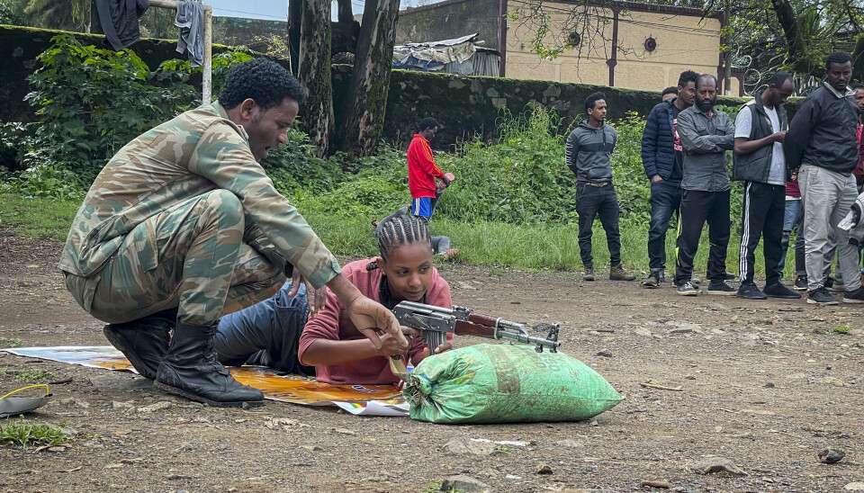 En frivillig, Mekdess Muluneh Asayehegn, får skytetrening Gondar i Amhara for å kunne delta i regjeringsvennlige militsstyrker.