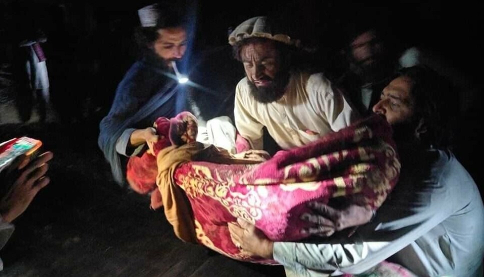 Afghanere evakuerer sårede etter det kraftige jordskjelvet i provinsen Paktia, øst i landet.