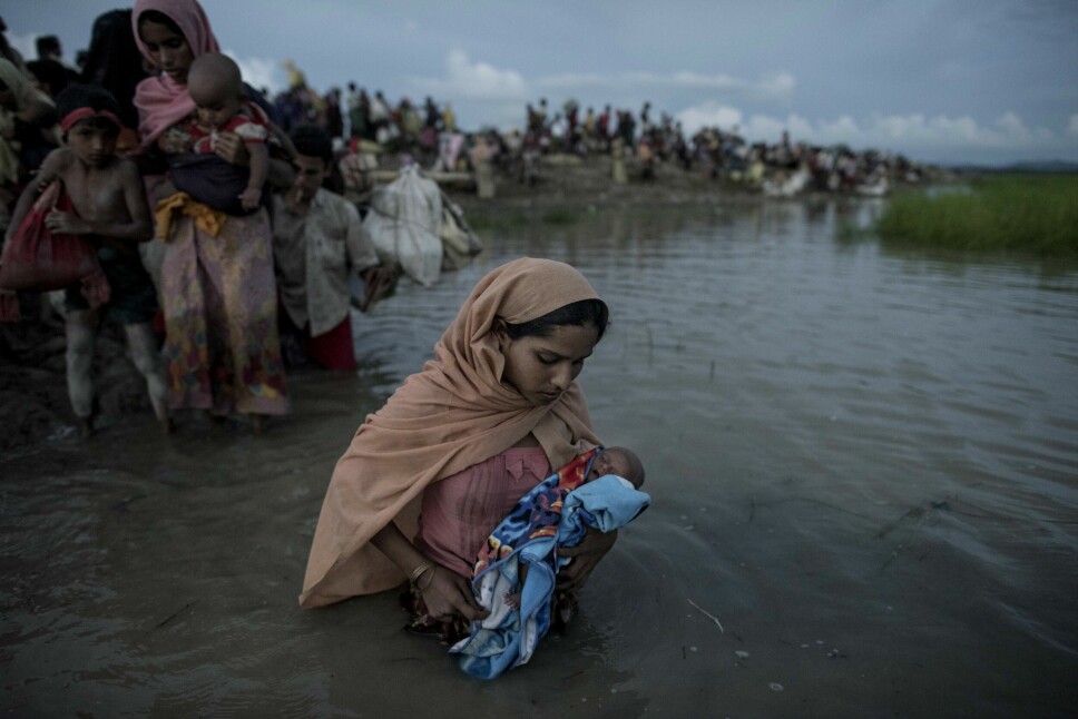 I august 2017 drev harde kamper i Rakhine-delstaten i Myanmar store menneskegrupper på flukt. I løpet av en måned flyktet over 500 000 rohingyaer over grens til Bangladesh. Ytterligere 200 000 flyktninger fulgte etter det neste halve året. Etter en spørreundersøkelse blant flyktninger anslo Leger uten grenser at minst 6 700 rohingyaer ble drept mellom 25. august og 24. september 2017. Flyktningene rapporterte om nedbrente landsbyer, forfølgelse, drap og voldtekter utført av militæret og lokale vigilantegrupper. Bildet er tatt når flyktninger krysser Naf-elven på grensen til Bangladesh.