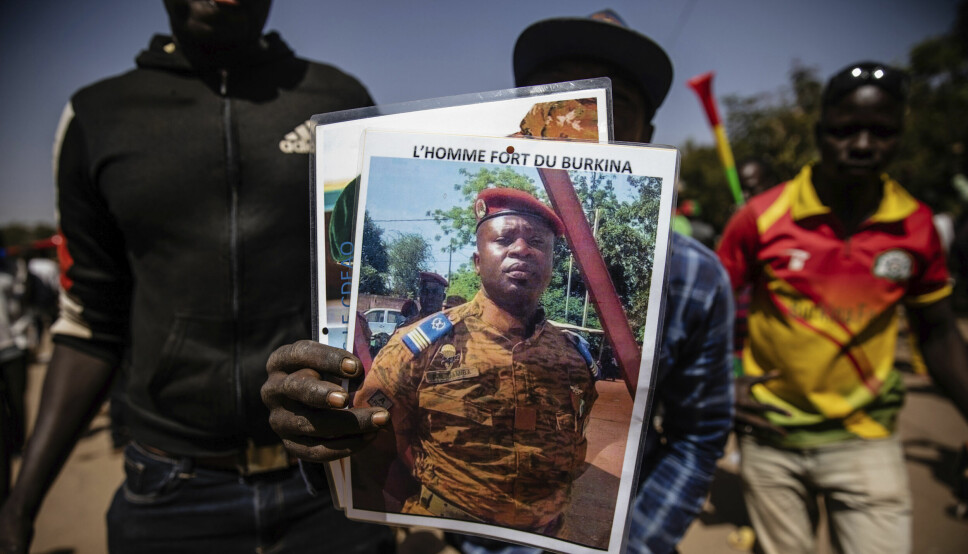 Burkina Faso er blant landene som nå opplever en økning i angrep utført av ytterliggående islamister. Bildet er av offiseren Paul Henri Sandaogo Damiba, som sto i spissen for militærkuppet i januar. Angrepene kan undergrave militærregimet.