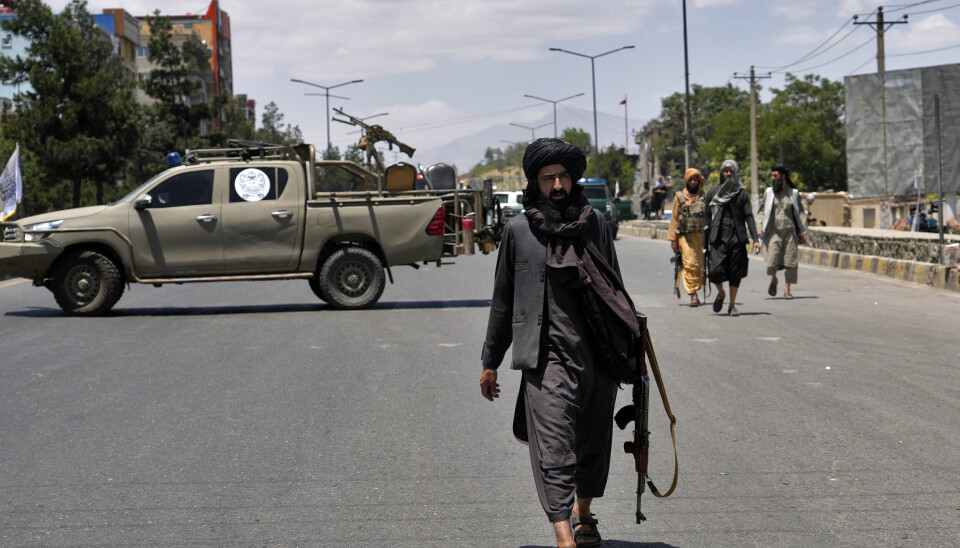 Talibansoldater holder vakt etter en eksplosjon ved et tempel for sikher i Kabul 18. juni. Rundt 3000 menn samler seg nå i hovedstaden for å diskutere hvordan landet skal styres fremover. Ingen kvinner deltar på møtet.