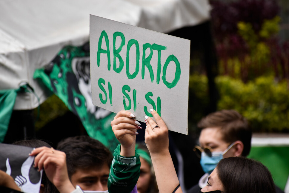 Tusenvis av mennesker møtte opp utenfor den colombianske grunnlovsdomstolen i Bogotá for å vise sin støtte til avkriminaliseringen av abort, 21. februar i år. Men landet har fortsatt en lang vei å gå, skriver innleggsforfatteren.