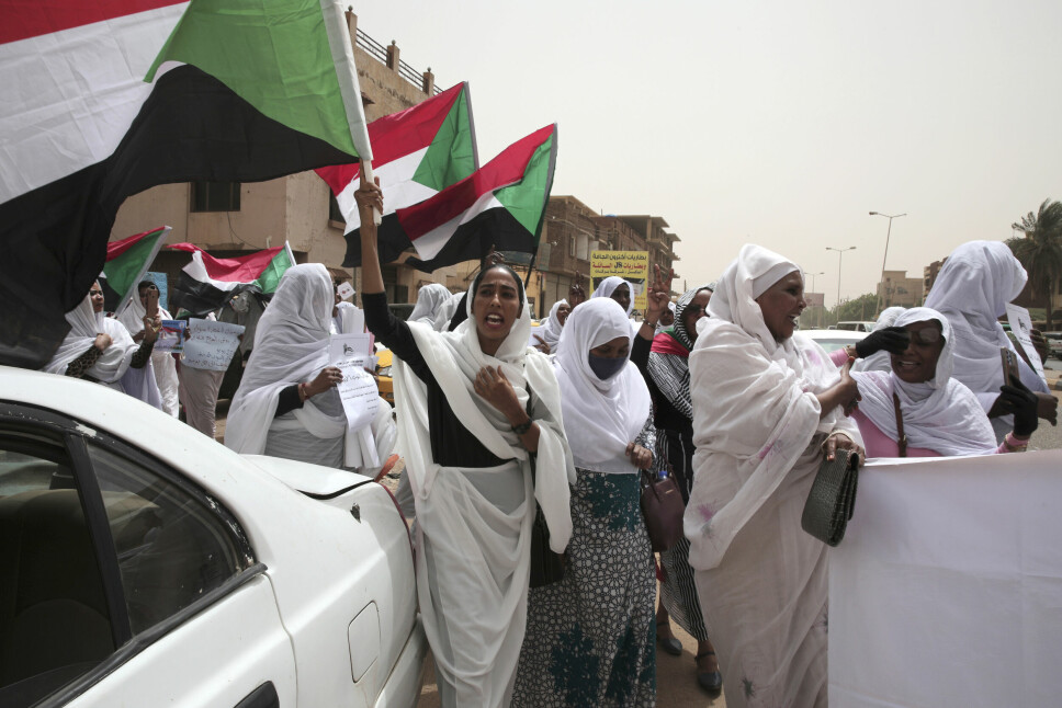 Demonstranter har i lang tid protestert mot militærjuntaen som kuppet til seg makten i Sudan i oktober 2021. Sikkerhetsmyndighetene har slått hardt ned på demonstrantene, og her demonstrerte sudanske kvinner mot volden 25. juni.