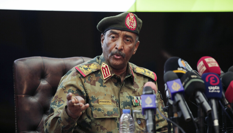 General Abdel-Fattah al-Burhan under en pressekonferanse i fjor. Mandag sa han at de militære kommer til å trekke seg fra forhandlingene som var ment å løse den politiske krisen etter kuppet i fjor.