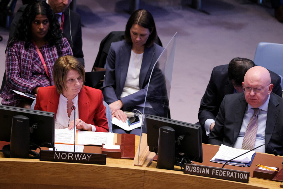 Norges FN-ambassadør Mona Juul ser bort på Vassily Nebenzia, Russlands FN-ambassadør. Juul sier Norge er skuffet over Russlands avgjørelse.