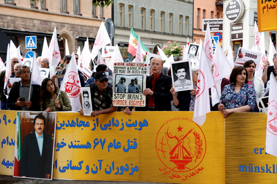 Tilhengere av Folkets Mujahedin demonstrerer utenfor Stockholm tingrett på den første dagen av rettssaken mot Hamid Noury i Stockholm 10. august i fjor.