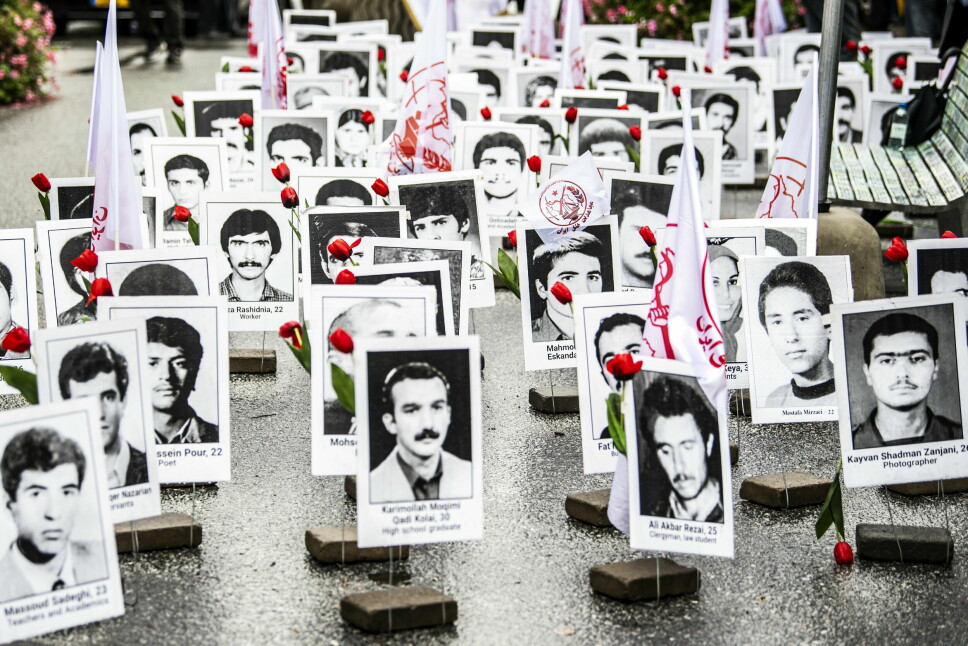 Demonstrasjon utenfor Stockholm tingrett dagen rettssaken mot Hamid Noury startet, 10. august i fjor. Noury er siktet for grov kriminalitet, drap og involvering i massehenrettelsen av politiske fanger i Iran i 1988.