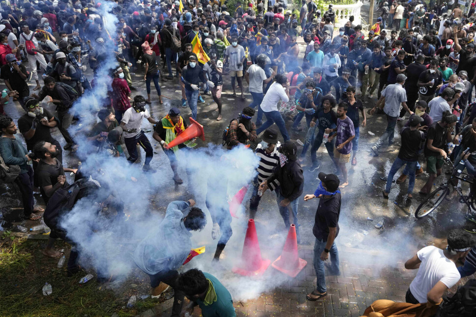 Politiet bruker tåregass mot demonstranter utenfor statsminister Ranil Wickremesinghes kontor i Colombo på Sri Lanka onsdag.