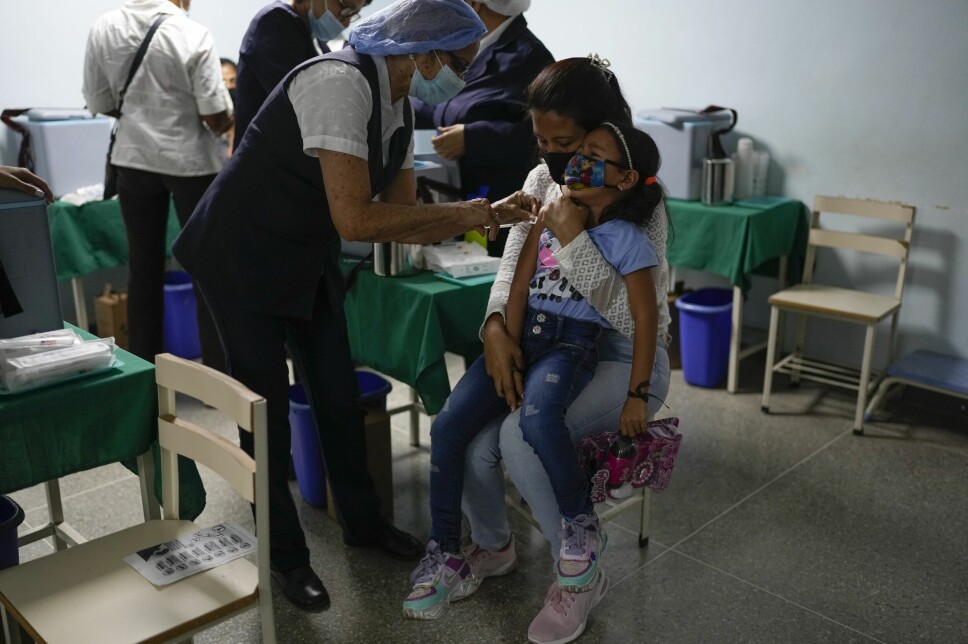 En jente blir vaksinert under en gratis vaksinasjonskampanje for polio, røde hunder og influensa organisert av helsedepartementet i Caracas, Venezuela.