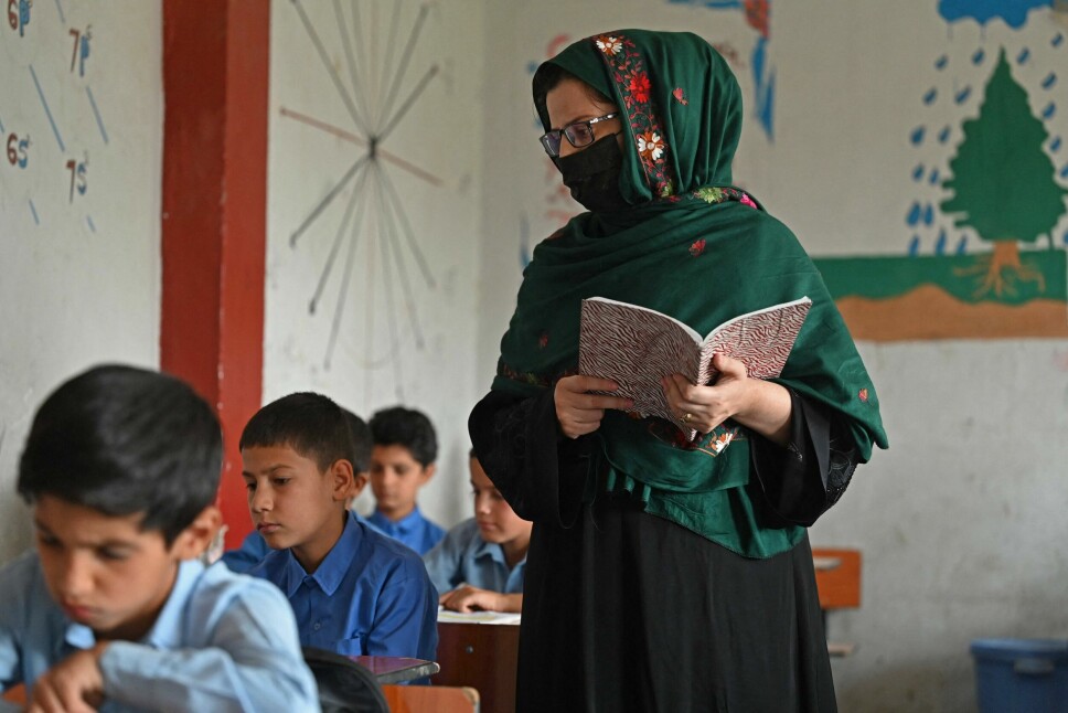 En lærer er midt i undervisningen på en statlig ungdomsskole i Kabul. Kvinnelige lærere og kvinnelig ansatte i helsesektoren er de eneste som i dag får lov til å jobbe av Taliban.