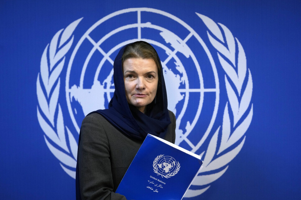 Fiona Frazer, som leder FNs menneskerettighetsarbeid i Afghanistan, holder opp et eksemplar av den nye rapporten.