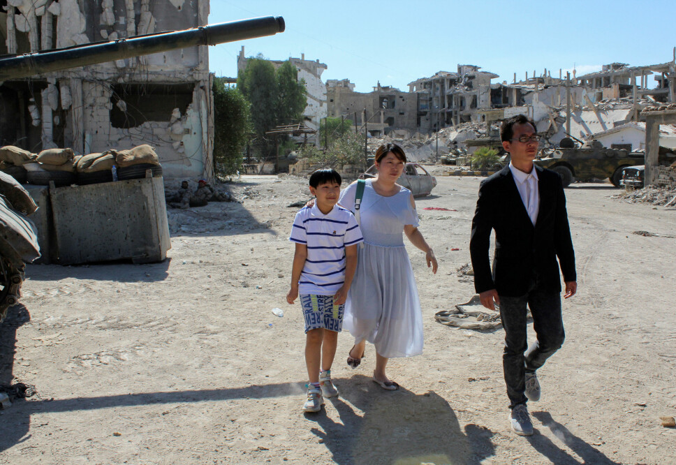 Kinesiske skuespillere på filmsettet i Hajar al-Aswad, en forstad sør for Damaskus som ble hardt skadet under borgerkrigen i Syria.