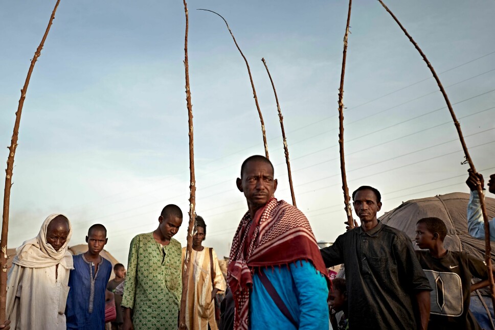 En gruppe Fulani-menn bygger en hytte i en leir for internt fordrevne i Bamako, Mali. Væpnet konflikt, ekstrem fattigdom og klimaendringer er blant årsakene til at mennesker flykter i det vestafrikanske landet.