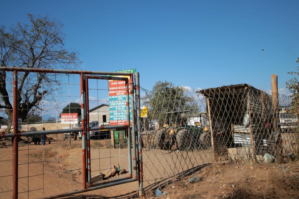Journalistene ble stoppet ved denne porten og nektet å ta bilder av selskapet SRWB sine konstruksjoner og betongvanntanker da de besøkte byggeplassen i Malawisjøen nasjonalpark.