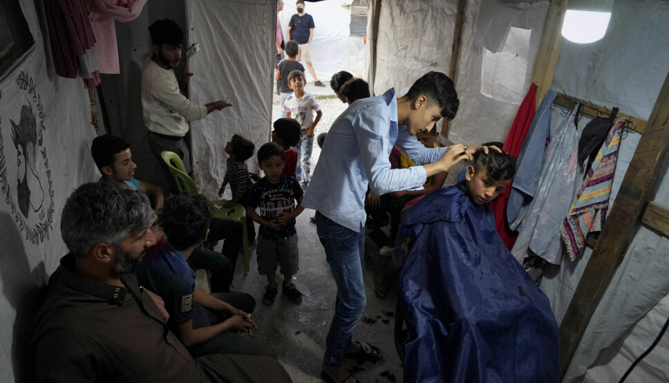 En provisorisk frisørsalong er satt opp i flyktningleiren i byen Bar Elias, Libanon. Syriske flyktninger lever et svært vanskelig liv i Libanon, men vil likevel ikke tilbake til Syria.