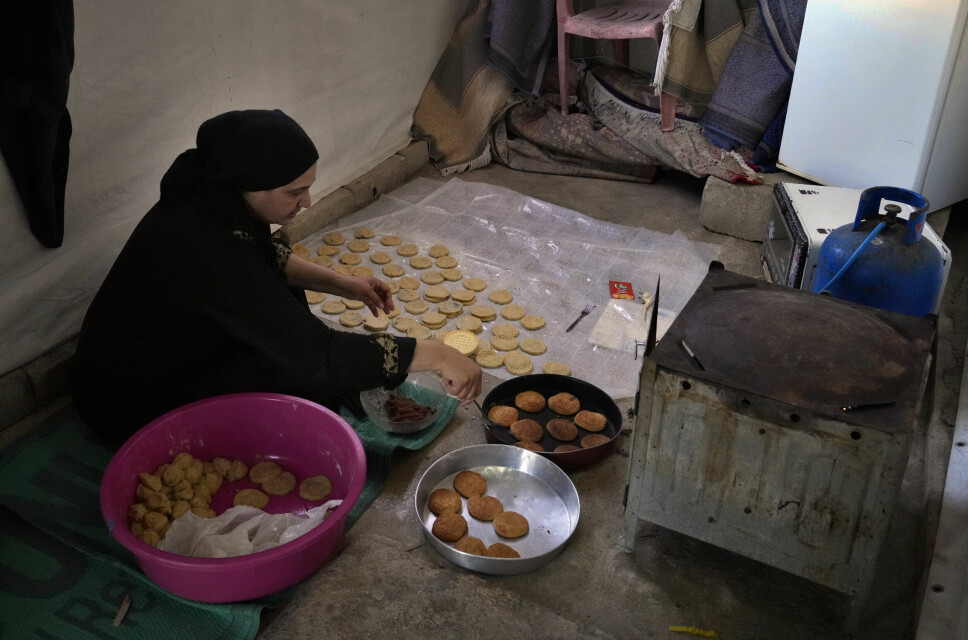 En syrisk mor baker tradisjonelle småkaker inne i teltet sitt i forkant av Eid al-Adha-feiringen i en flyktningleir i Bar Elias tidligere denne måneden. Den libanesiske regjeringen sin plan om å deportere syriske flyktninger har sendt bølger av frykt gjennom sårbare flyktningsamfunn, som allerede sliter med å overleve i vertslandet.