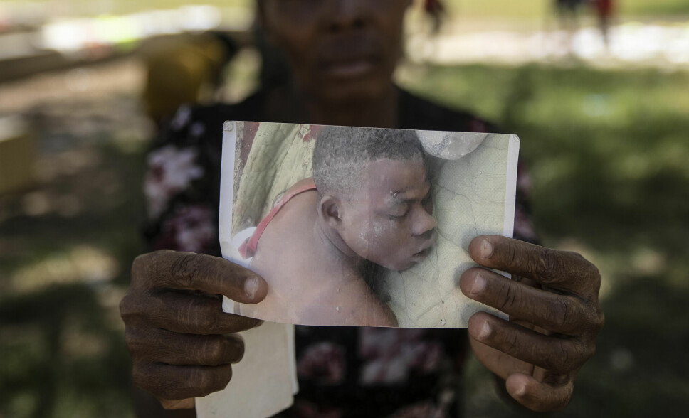 Silvenia Luc holder opp et bilde av sønnen sin, Mackenson Pierre, som er én av 200 drepte i Haiti de siste ti dagene. Han ble drept i sammenstøt mellom gjenger i bydelen Cité Soleil i hovedstaden Port-au-Prince.