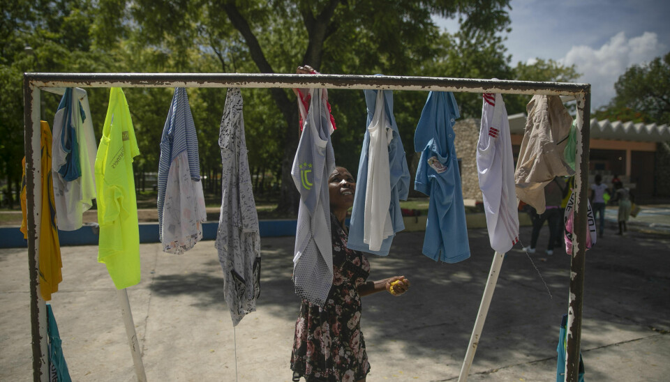 Klær henger til tørk ved skolen Institution Saint-Louis de Gonzague, som har blitt et tilfluktssted for mange etter økende gjengvold i Haitis hovedstat Port-au-Prince.
