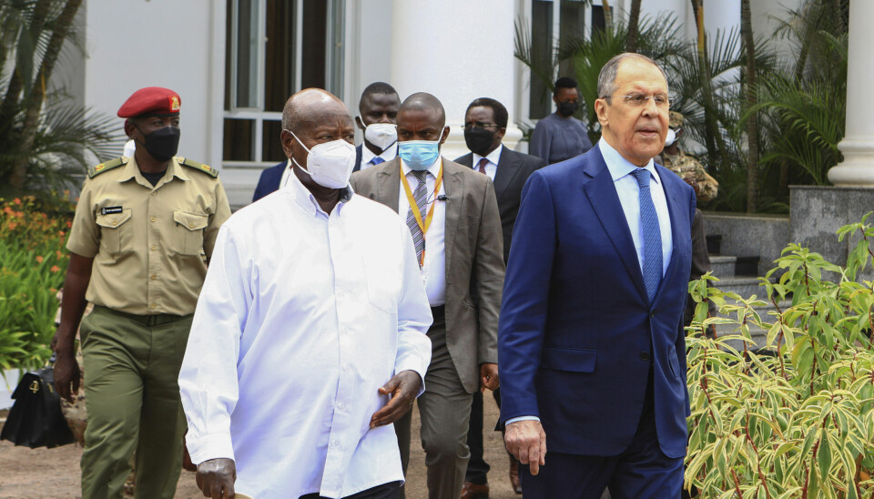 Russlands utenriksminister Sergey Lavrov og Ugandas president Yoweri Museveni (til v.) på vei ut av et møte i den ugandiske byen Entebbe 26. juli i år. Uganda var tredje stopp på på Lavrovs rundreise i Afrika.