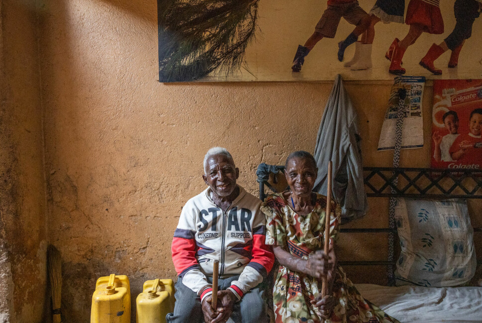Fattige mennesker foretar i all hovedsak fornuftige prioriteringer når de får penger i hånden, viser evalueringer av velferdsordningen for eldre over 80 år i Uganda. Constantino Byigiro (89) og Serafina Nyirakamamzi (78) er gode eksempler. Ekteparet kjøper inn mais og ris i sekker. Da får de en bedre pris, forteller de. Her er de hjemme i sin egen stue.