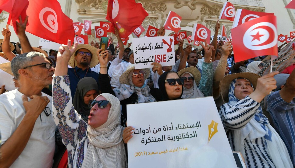 Tunisiere demonstrerte før grunnlovsavstemningen 25. juli i hovedstaden Tunis. Avstemningen, som ble boikottet av store deler av president Kais Saieds motstandere, er et tilbakeslag for landets demokratiske utvikling ved at det samler mer makt i presidentens hender.