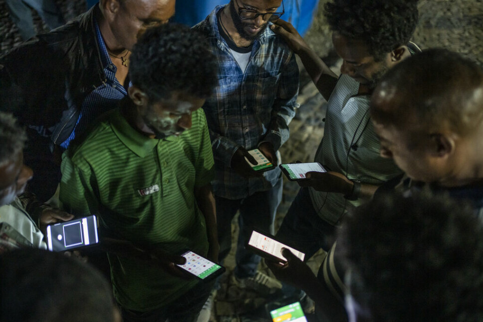 Hver kveld samles unge for å utveksle informasjon og bilder i Mekele. På grunn av manglende internett, deler de skjermbilder fra de svært få som har klart å få tilgang til satellitt-internettet til hjelpeorganisasjoner. Det er den beste måten de har funnet for å få informasjon utenfra, fortalte folk til de franske journalistene.