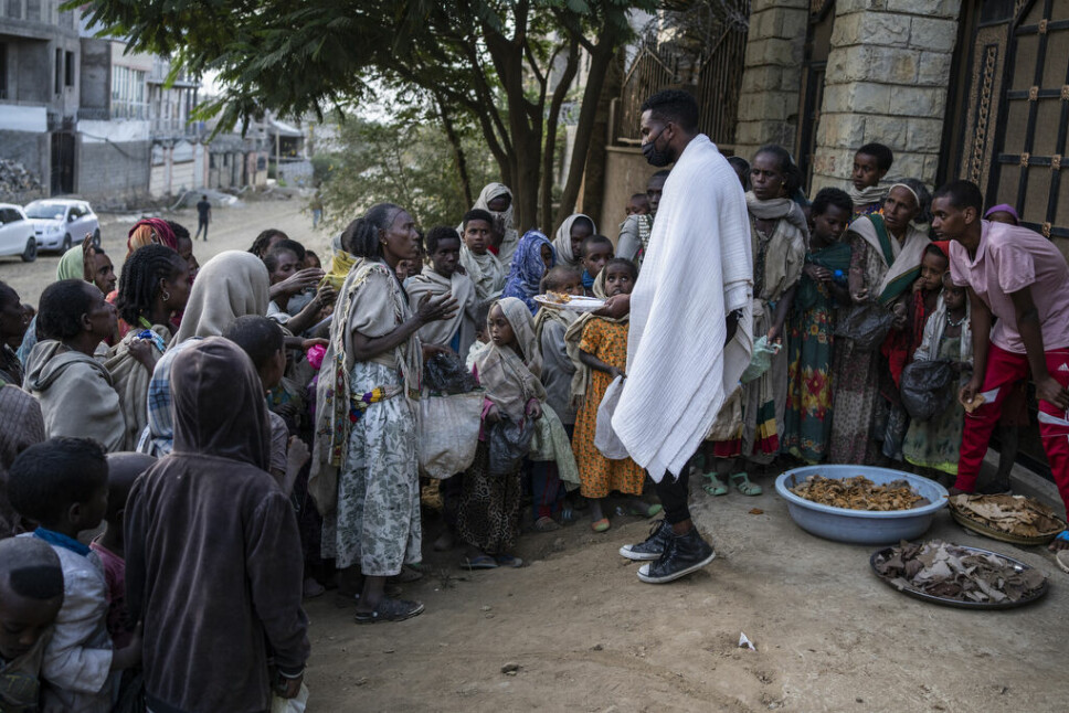 Krigen og tørken har utløst en humanitær sultkatastrofe i Tigray-regionen i det nordlige Etiopia. Her i regionhovedstaden Mekele får internt fordrevne mennesker mat fra en velstående mann, som med hjelp av sin bror i USA, deler ut måltider til noen av dem som trenger det.