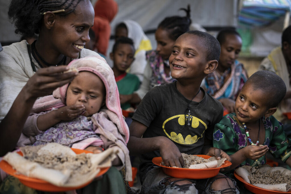 I gatene i Mekele deler lokale hjelpeorganisasjoner ofte ut måltider til de fattigste, inkludert fordrevne som kommer fra landsbygda.