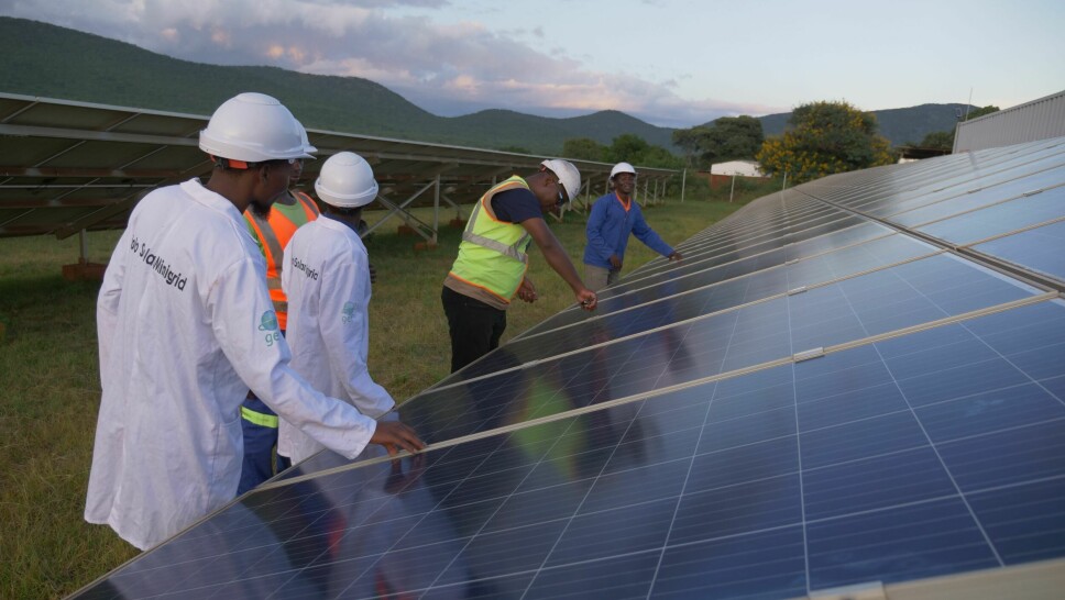 Bare 15 prosent av Malawis 19 millioner innbyggere har tilgang på elektrisitet. Men her ved Sitolo-kraftanlegget i Mchinji-distriktet installeres solcellepanel, som en del av landets satsing på sol, i tillegg til vind, for å sikre mer stabil energitilførsel.