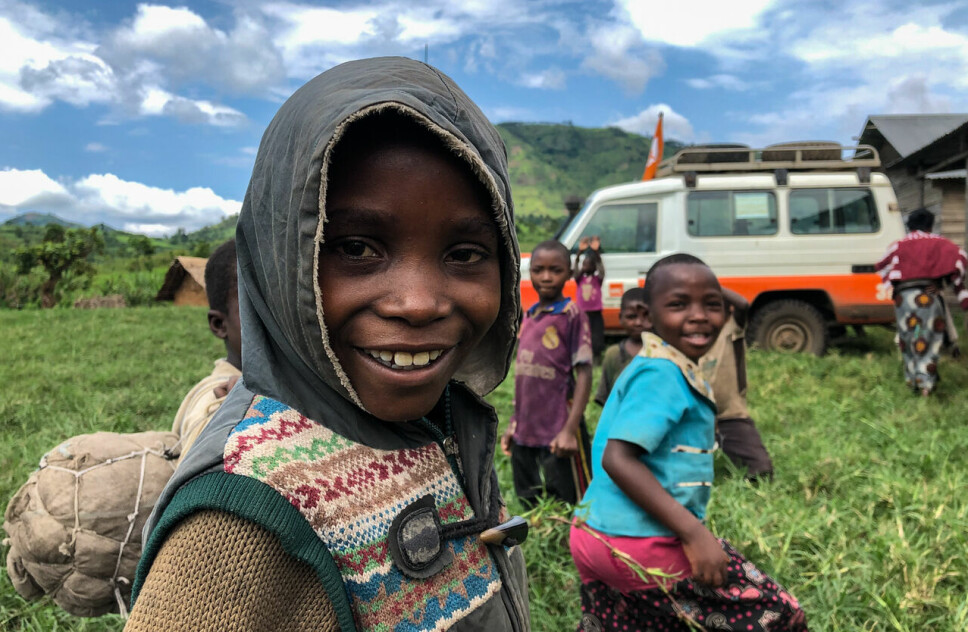Barn leker ved en bil fra Flyktninghjelpen øst i DR Kongo, et område den norske organisasjonen omtaler som «glemt»