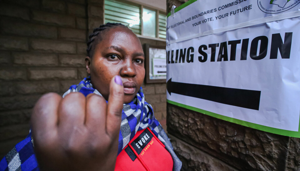 En kenyansk kvinner viser at hun har stemt ved grunnskolen St.Teresa i Nairobi, som var ett av totalt 46 232 valglokaler i dagens valg.