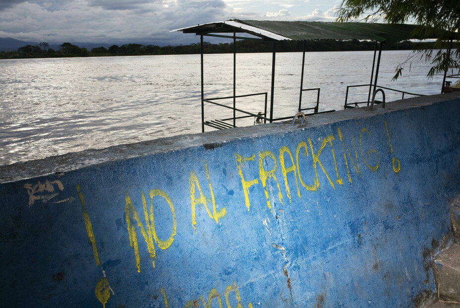 «Nei til fracking» har noen sprayet på en vegg i Puerto Wilches-havnen. I dette området av Magdalena-elven er det planlagt oljeutvinning med fracking-metoden.