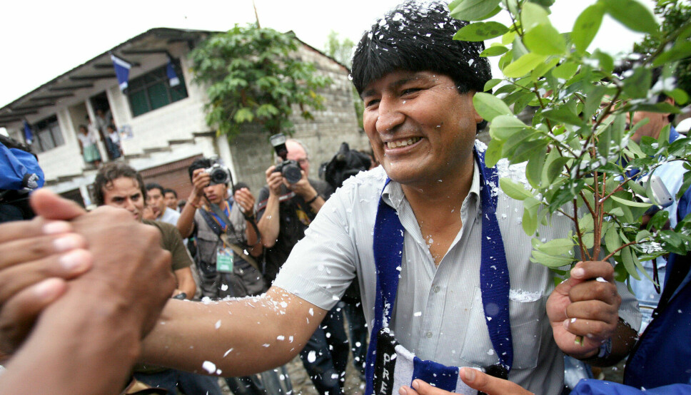 Evo Morales, kokabonde og fagforeningsleder, hilser på støttespillere utenfor valglokalet i Catorce de Septimebre, Boliva, på valgdagen 18. desember 2005.