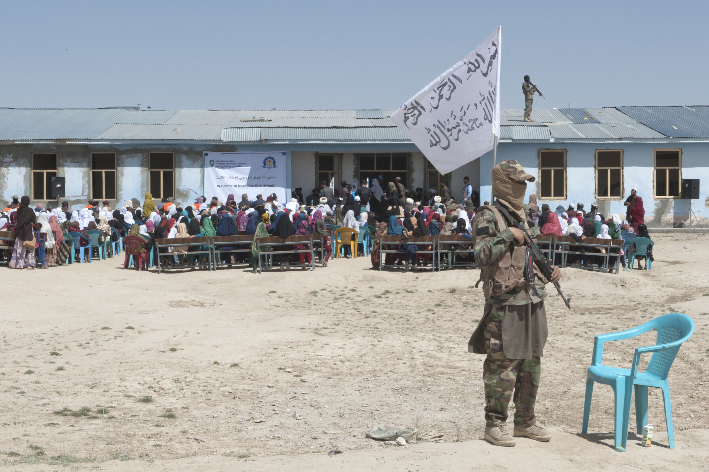 Taliban holder vakt under åpningen av en barneskole i Andar-distriktet i mars i år. Rundt en million afghanske jenter mellom 12 og 18 år er blitt nektet å gå skolen siden Taliban tok over. Det finnes noen lyspunkter. På jenteskolen i Andar, den første jenteskolen i området noensinne, går det nå rundt 570 jenter fra 6 til 18 år på skolen. Da en lokal religiøs leder ville stenge jentene over 12 år ute ba de lokale lederne han passe sine egne saker.