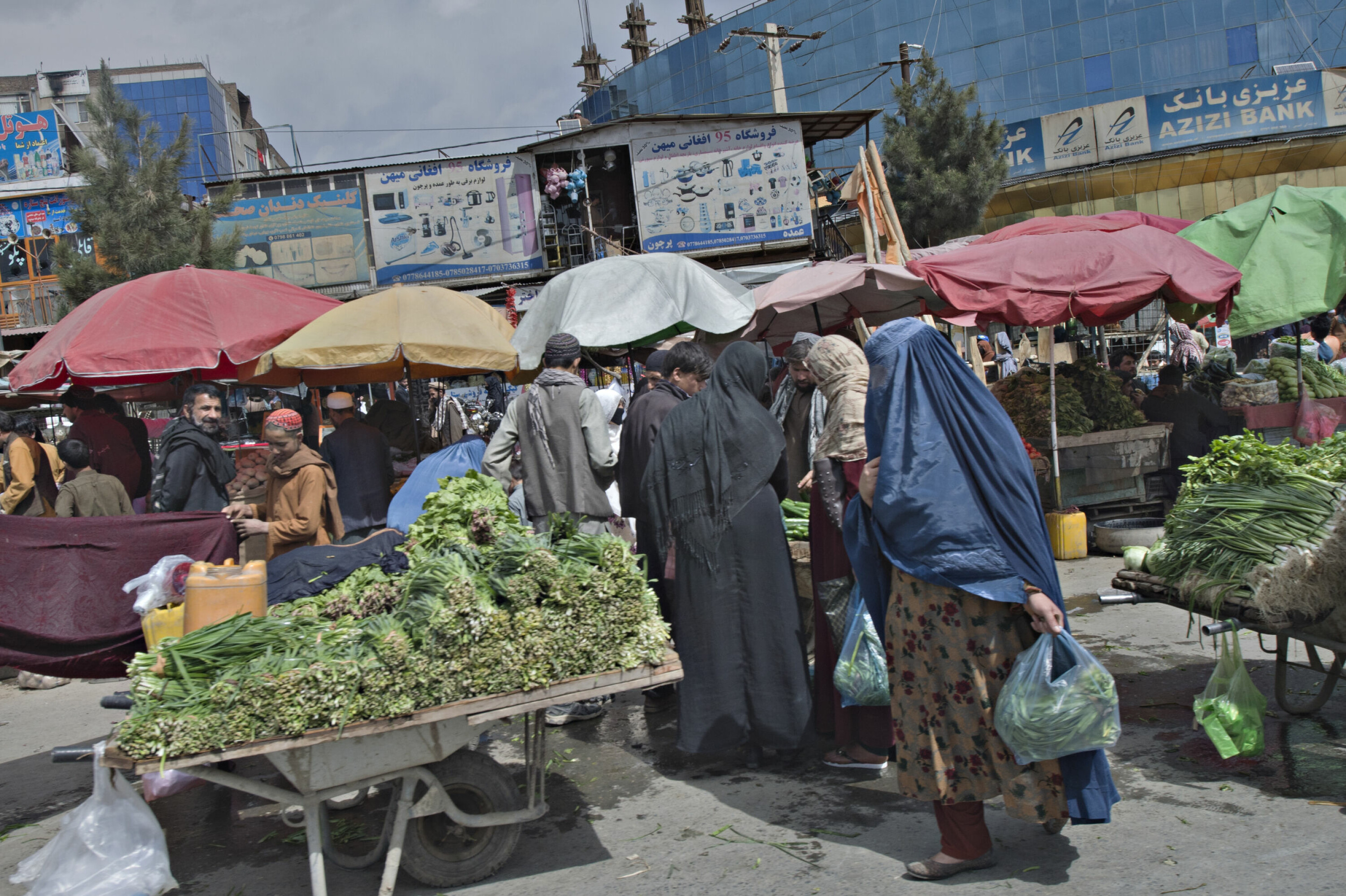 Etter at økonomien i landet nærmest brøt sammen har situasjonen normalisert seg noe. Som på dette markedet i Kabul er det mat å kjøpe, men veldig mange har ikke penger til å handle.