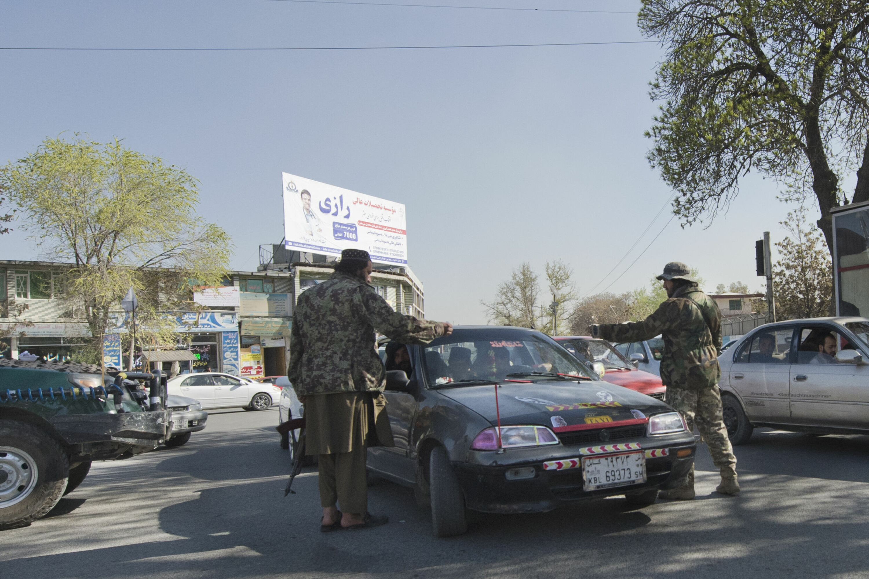 Taliban-soldater sjekker en bil i Kabul. Selv om det er terroraksjoner i Kabul og andre byer, samt lokal motstand i den del provinser, ser det ut til at Taliban sitter ganske trygt ved makten et år etter de tok makten. Sikkerheten i landet er bedre enn på lenge. Men det er store indre spenninger i bevegelsen og misnøyen i befolkningen er også stor.