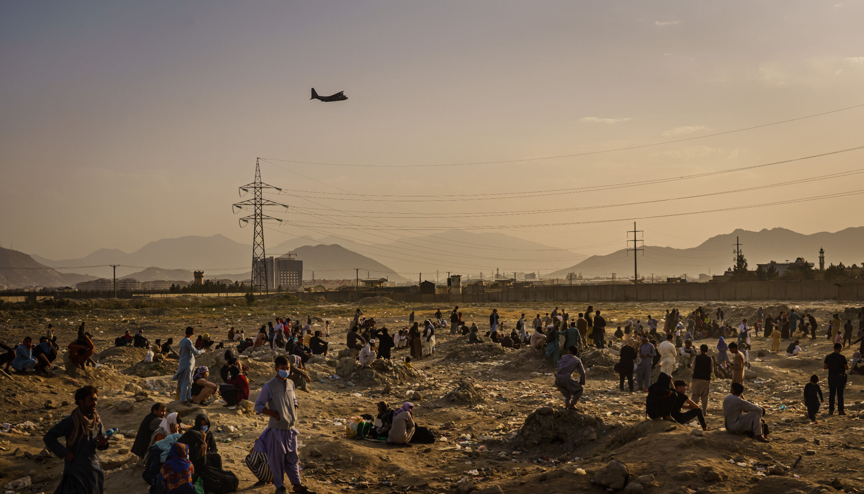 Da de siste flyene med utenlandske soldater, diplomater og flyktende afghanere forlot Kabul i fjor etterlot de se eg et land preget av stor fattigdom og med enorme problemer. Det siste året har Taliban styrt landet med hard hånd, men sliter med å forbedre situasjonen i landet.