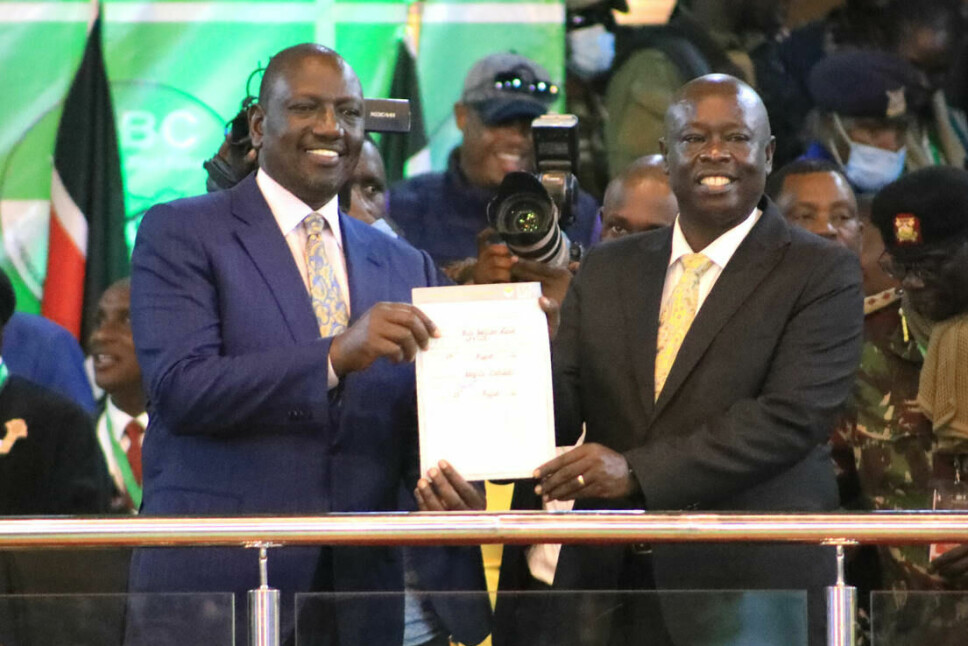 Kenyas nye president William Samoei Ruto (t.v.) og visepresident Rigathi Gachagua poserer for kamera etter at valgkomiteen annonserte resultatene mandag 15. august.