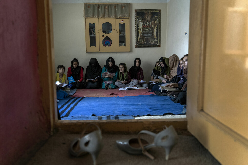 Mange afghanske foreldre trosser Talibans forbud og sender sine døtre til ulovlige undergrunnskoler, som her i Kabul lørdag 30. juli 2022. For de fleste tenåringsjenter i Afghanistan er det nå ett år siden de lovlig satte sin fot i et klasserom. Uten tegn på at regjerende Taliban vil tillate dem tilbake til skolen, prøver noen jenter og foreldre å finne måter å forhindre at utdanningen stopper opp.
