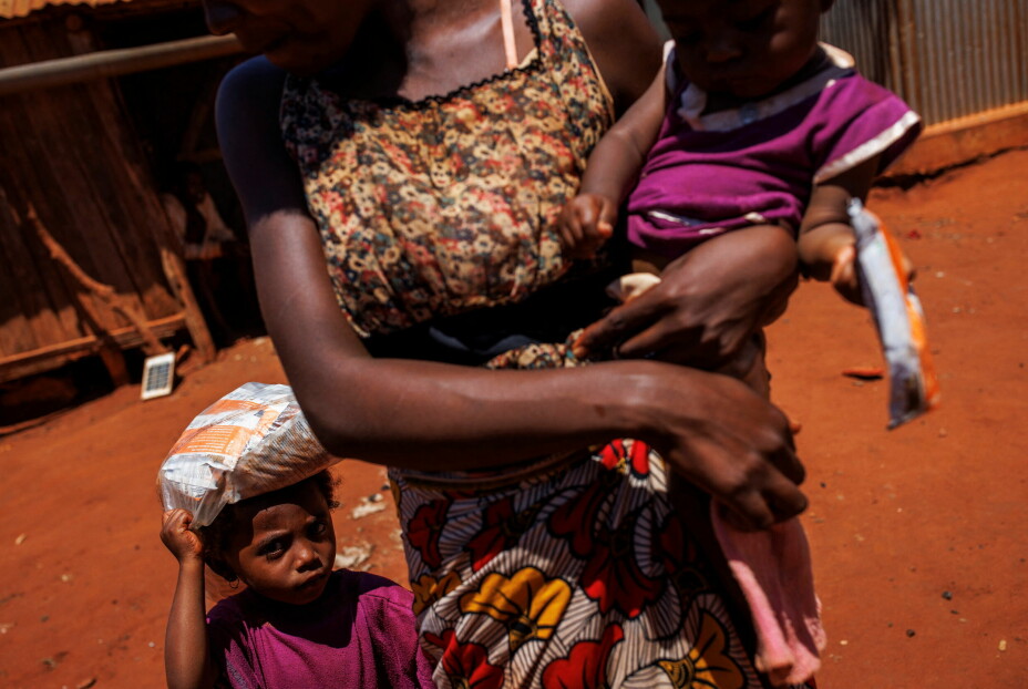 En mor og hennes barn forlater en klinikk drevet av Verdens matvareprogram i Androy-provinsen i februar i år. Av FN-organisasjonen har den lille familien mottatt det peanøttbaserte produktet Plumpy som brukes til å behandle underernærte barn.