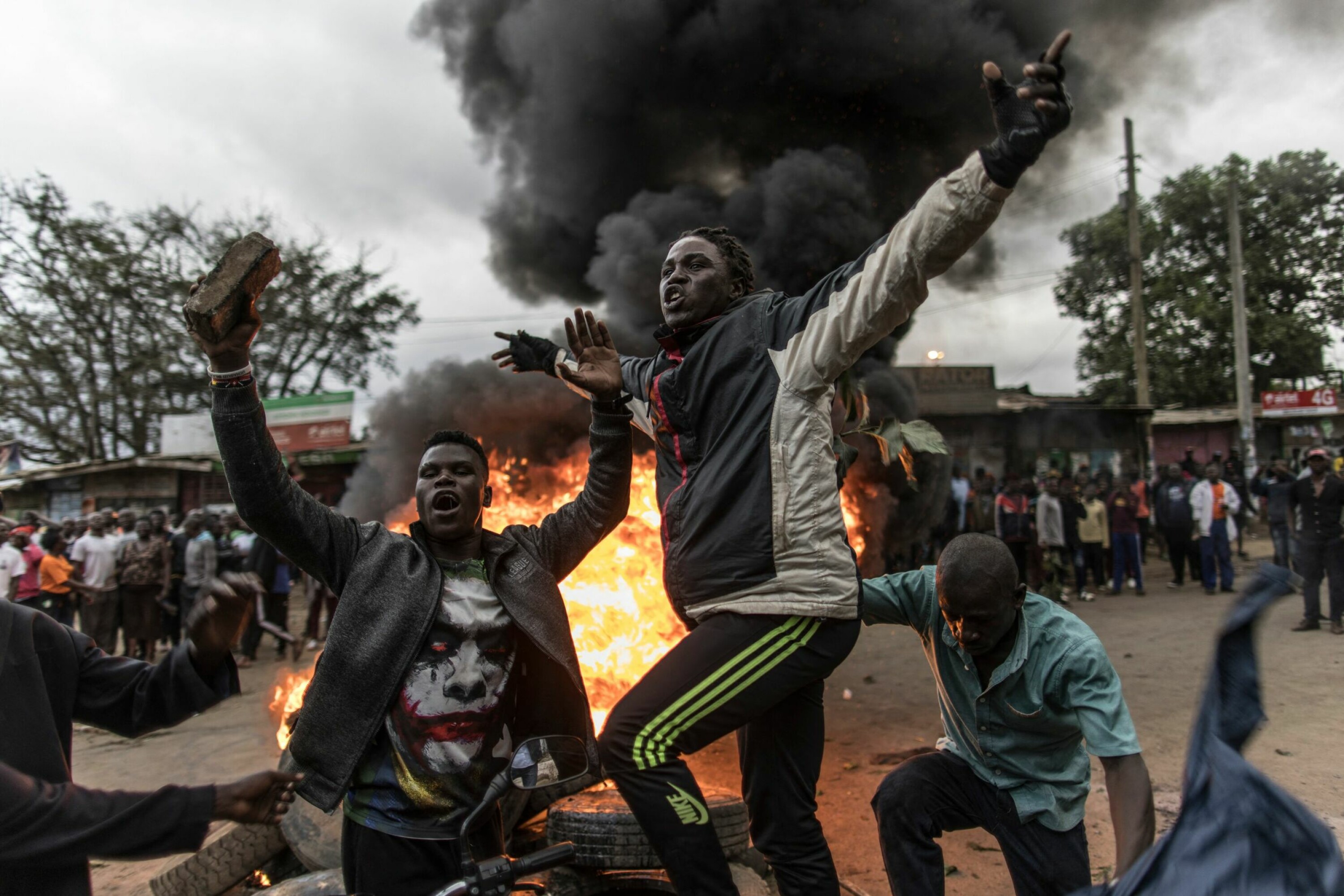 Etter at valgresultatet ble kjent mandag, brøt det ut protester flere steder i landet. Her brenner tilhengere av presidentkandidat Raila Odinga dekk i den uformelle bosettingen Kibera, i Kenyas hovedstad Nairobi. Tirsdag stilnet protestene, men mange kenyanere er fortsatt opprørte og forbereder seg på en periode med stor usikkerhet. Tidligere valg har utløst blodige opptøyer som følge av anklager om valgfusk.