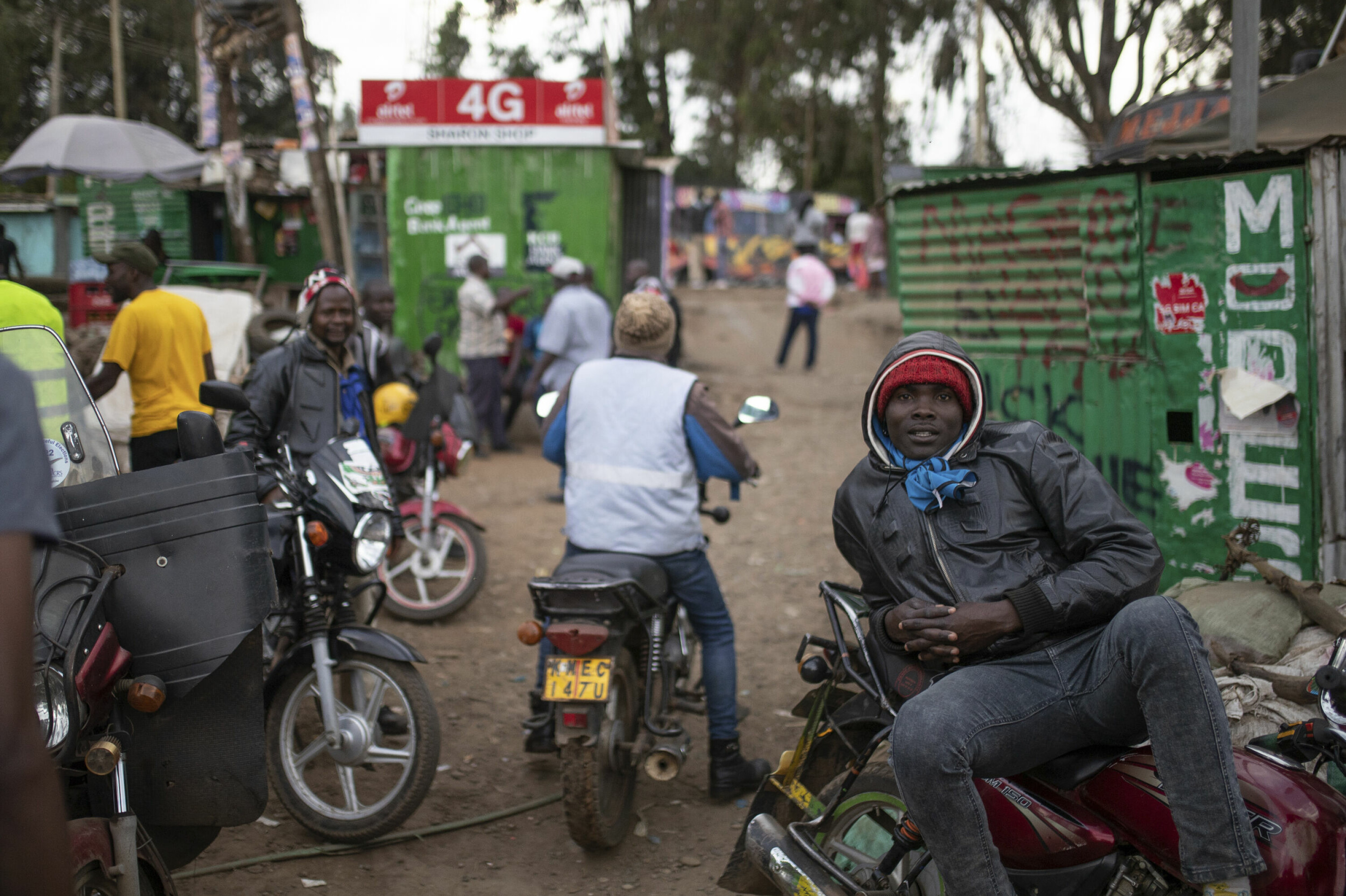 Motorsykkeltaxisjåfører venter på kunder i Nairobi, tirsdag 16. august 2022. Etter tilløp til uroligheter, var den kenyanske hovedstaden i all hovedsak rolig en dag etter at visepresident William Ruto ble erklært som valgvinner foran mangeårige opposisjonspolitiker Raila Odinga.