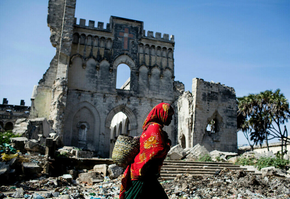 Den italienskbygde katedralen fra 1928 er sønderskutt etter tiår med konflikt. Mange av bygningene i dette området av Mogadishu ligger i ruiner, men da Bistandsaktuelt besøkte området hadde bygningene fått nytt liv ved at hundrevis av internt fordrevne hadde bosatt seg i dem.