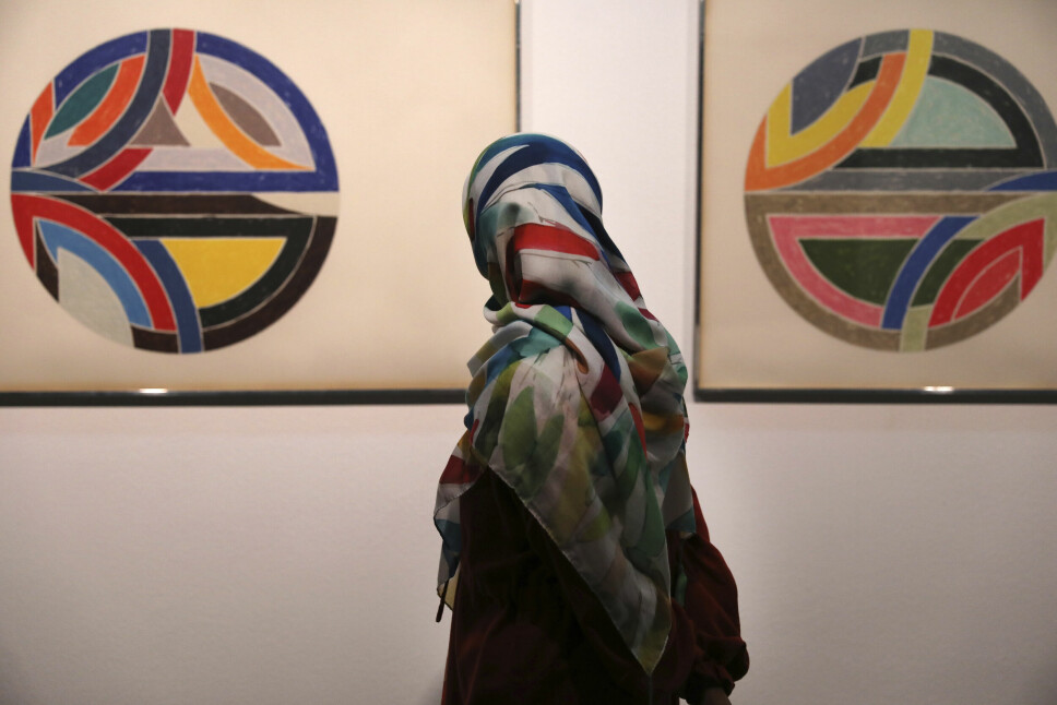 En besøkende beundrer verkene til den amerikanske kunstneren Frank Stella på Teherans museum for samtidskunst. Museet har noen av de dyreste kunstverkene fra europiske og amerikanske kunstnere utstilt.