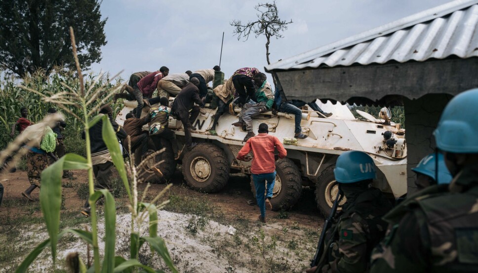 Frivillige fra Røde Kors søker dekning under et angrep mot en FN-konvoi i DR Kongo i desember 2021. Det var totalt 268 rapporterte angrep på hjelpearbeidere verden over i fjor.