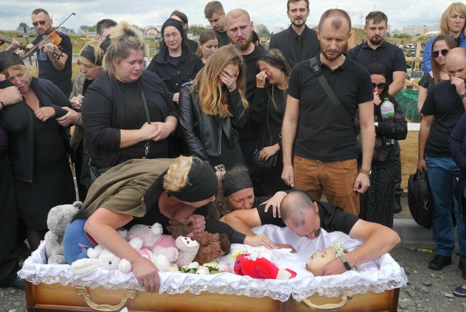 Slektninger og venner tar farvel i begravelsen 17. juli til fire år gamle Liza, som ble drept i et russisk angrep i Vinnytsia. Foto: Efrem Lukatsky / AP / NTB