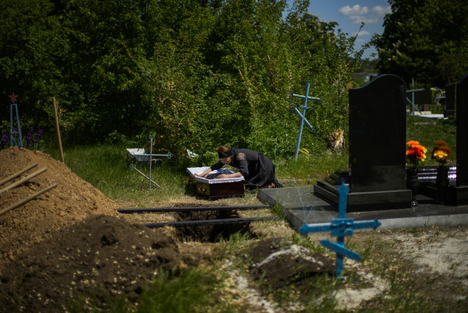 En kvinne gråter ved ektemannens kiste under begravelsen i Zorja Truda i Odesa fylke 16. mai. Foto: Francisco Seco / AP / NTB